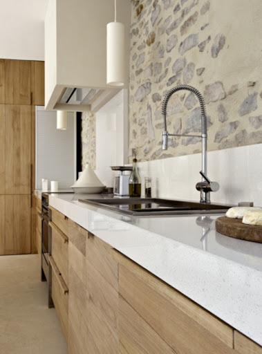 рваный камень в отделке